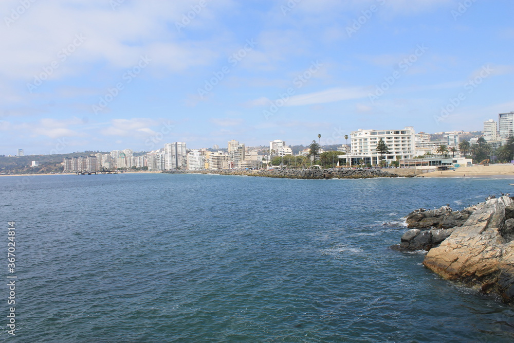 Fototapeta premium Paisaje chileno en Viña del mar de playa y edificio