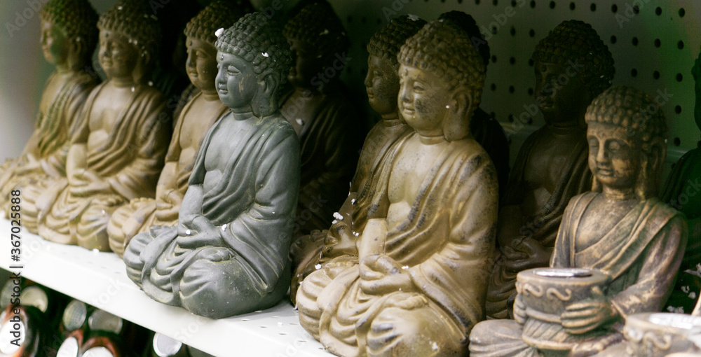 Obraz premium Buddhas on a store shelf