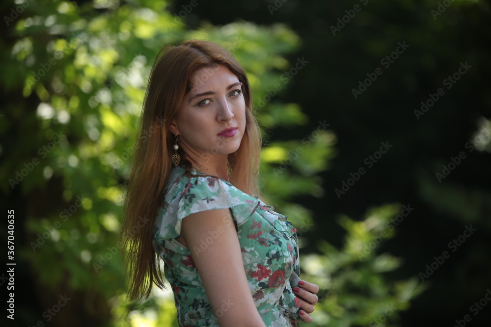 Naklejka premium woman in green dress on nature 