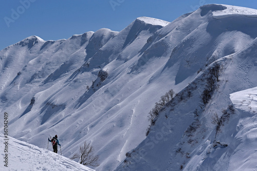 守門岳登山「大雪庇と登山者」