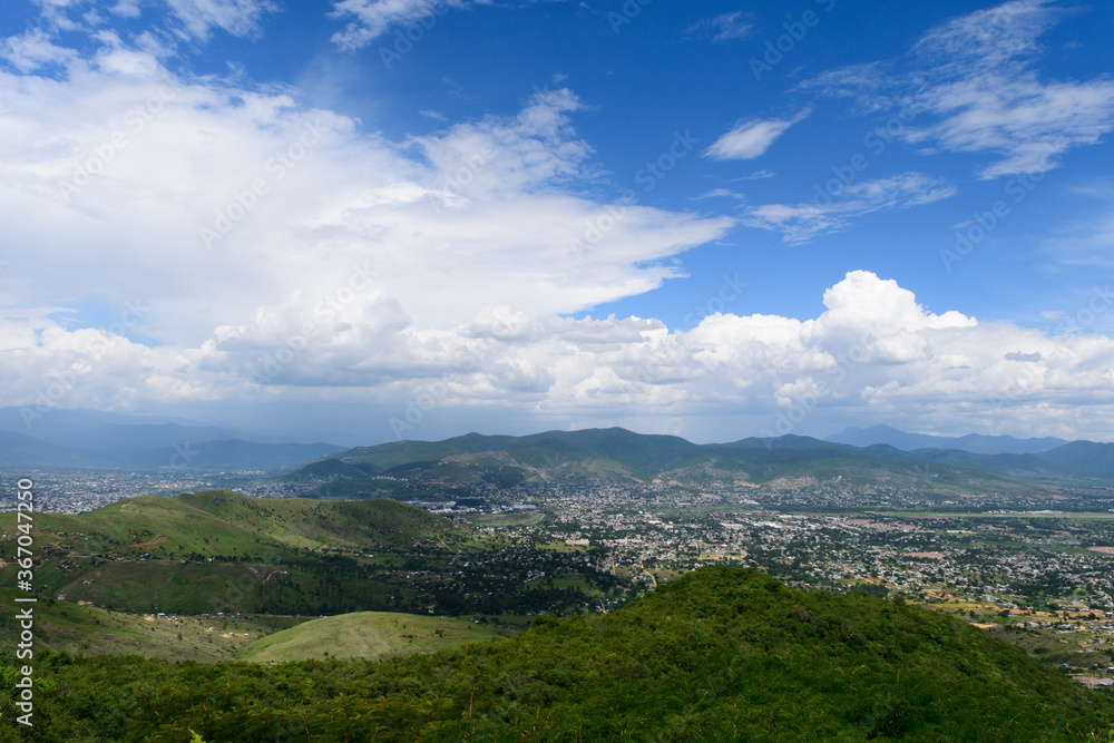 Fototapeta premium Vistas de Zona arqueológica Monte Alban y la ciudad de Oaxaca, Mexico.