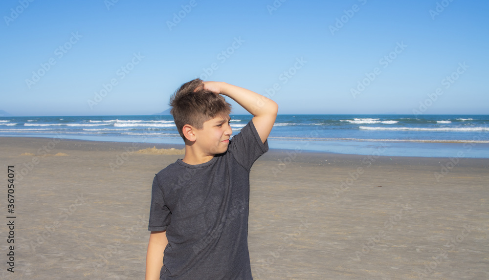 Retrato de menino na praia em tarde ensoladara Retrato de menino na praia em tarde ensoladara