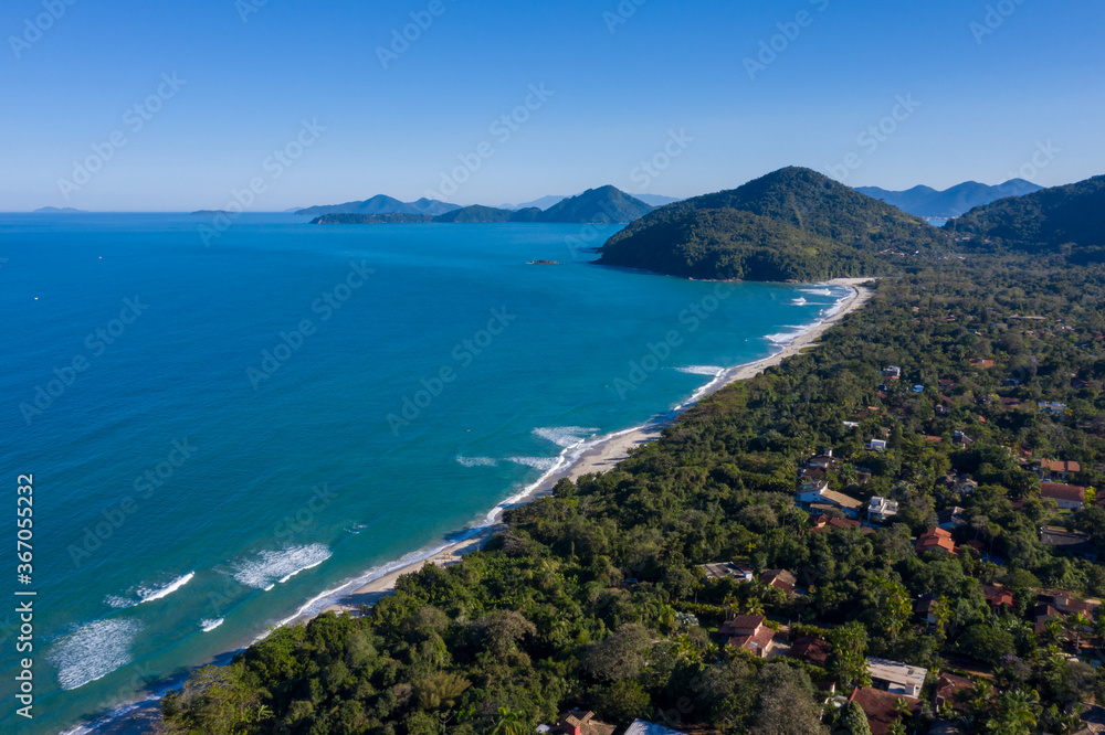imagem aérea da linda praia de Toninhas em Ubatuba, litoral de São Paulo. Fotos vistas por cima e feitas com drone. Natureza, Mata Atlantica e Serra do Mar.