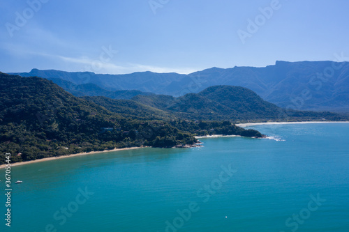 Imagem a  rea de linda praia no litoral norte de S  o Paulo  cidade de Ubatuba. Paisagem captada com drone. Lugar paradis  aco. 