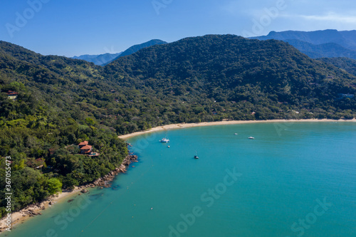 Imagem aérea de linda praia no litoral norte de São Paulo, cidade de Ubatuba. Paisagem captada com drone. Lugar paradisíaco. 