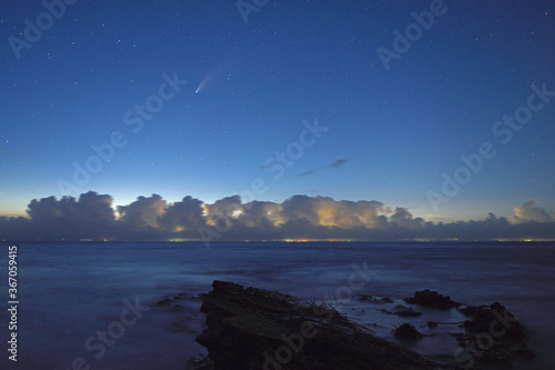 Fototapeta Naklejka Na Ścianę i Meble -  ネオワイズ彗星（NEOWISE彗星）