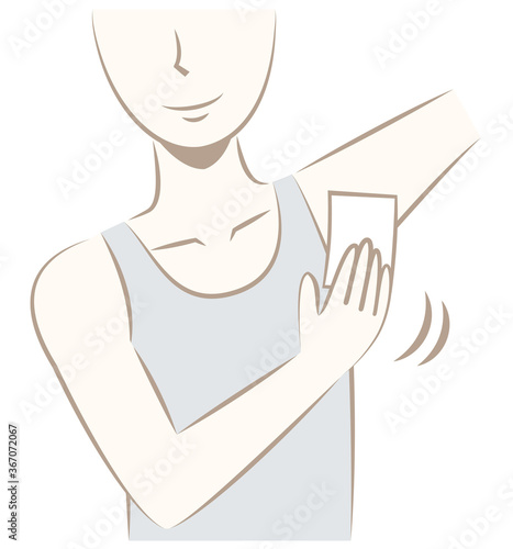 汗対策やボディケアで脇の下を拭く男性