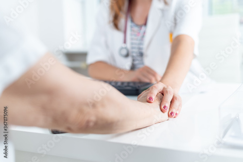 Doctor holding patient per hand on medical exam