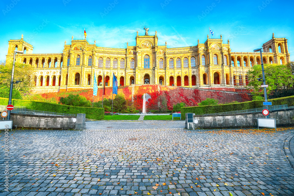 Obraz premium Marvelous autumn view of Maximilianeum headquarter of the Bavarian parliament