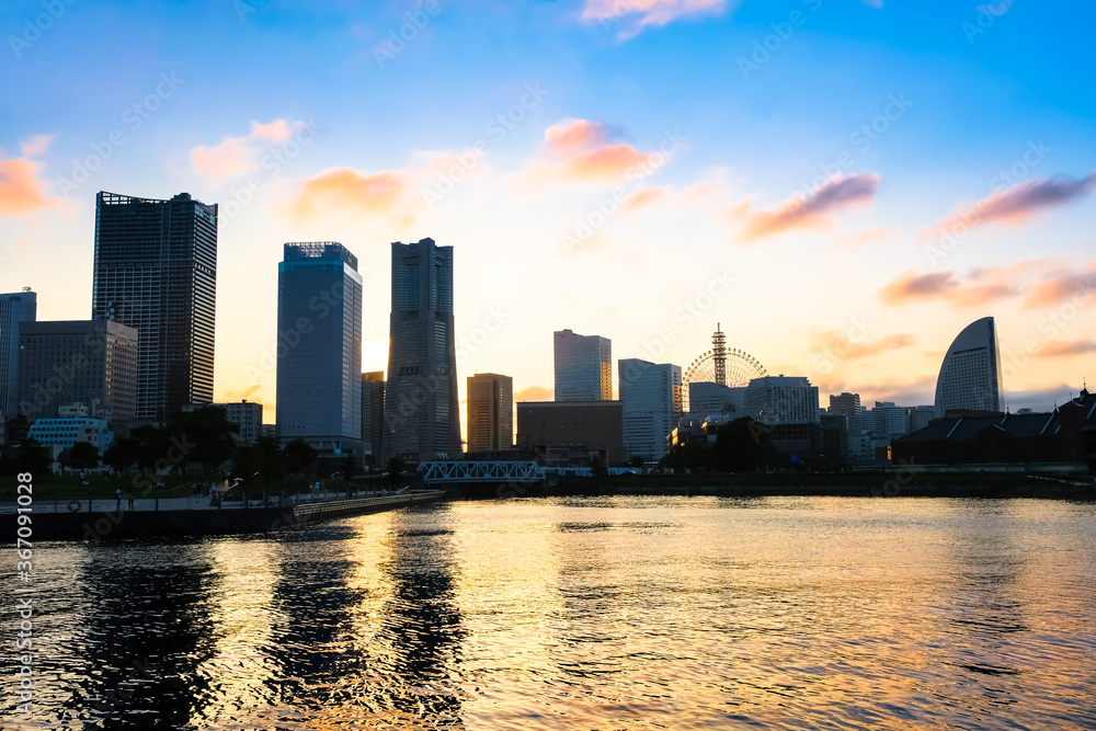 Obraz premium 横浜 象の鼻パークから見るみなとみらいの夕景