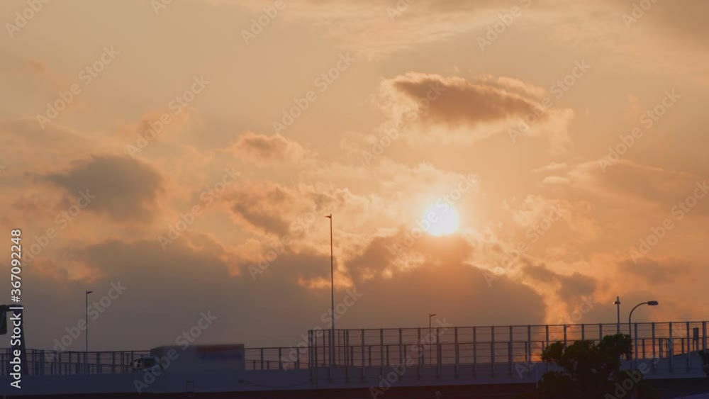 夕暮れの空と高速道路の高架橋 夕暮れの空と高速道路の高架橋