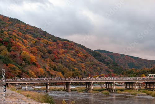 嵐山の紅葉と渡月橋