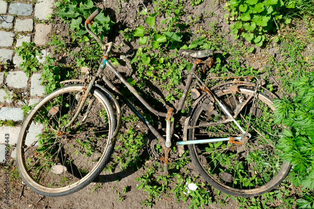 Altes, rostiges Fahrrad auf dem Boden liegend