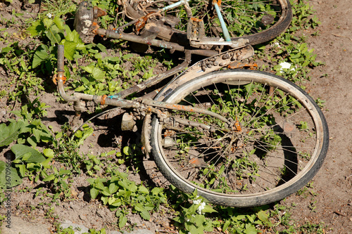 Foto Altes, rostiges Fahrrad auf dem Boden liegend