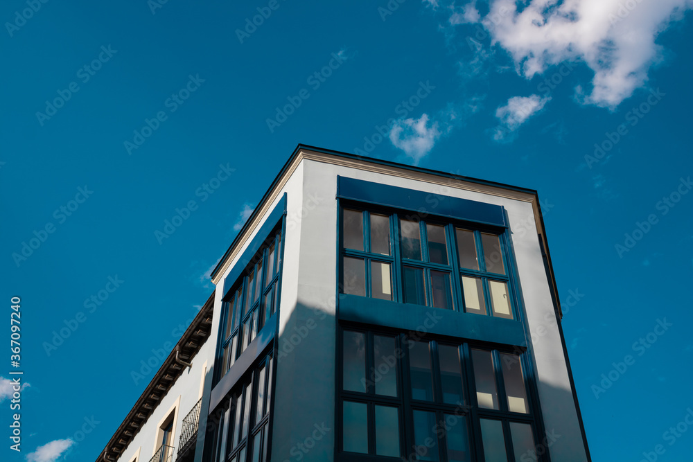Fototapeta premium ventana azul con el cielo en el fondo