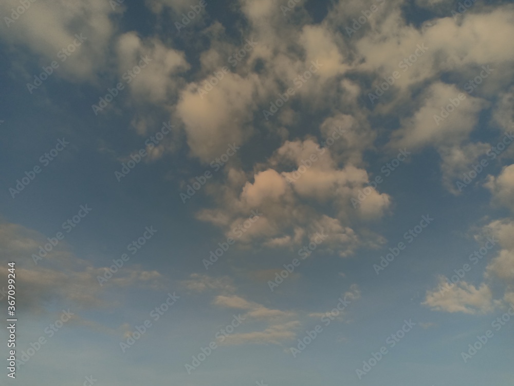 Obraz premium white clouds against a blue sky background