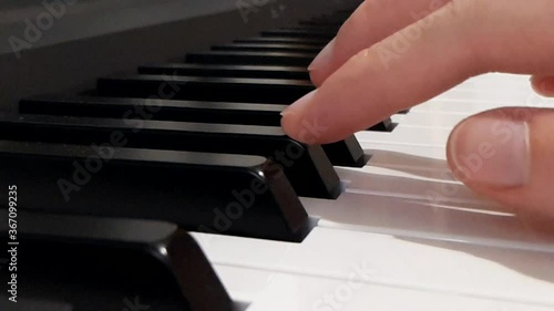 Suonare pianoforte. Rallentatore photo