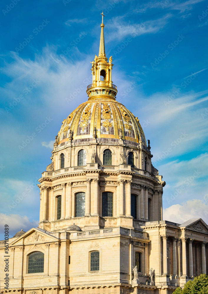 Cupula dorada del Palacio Nacional de Los Invalidos en Paris
