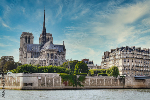Vista parte posterior de la catedral de Notre Dame en Paris