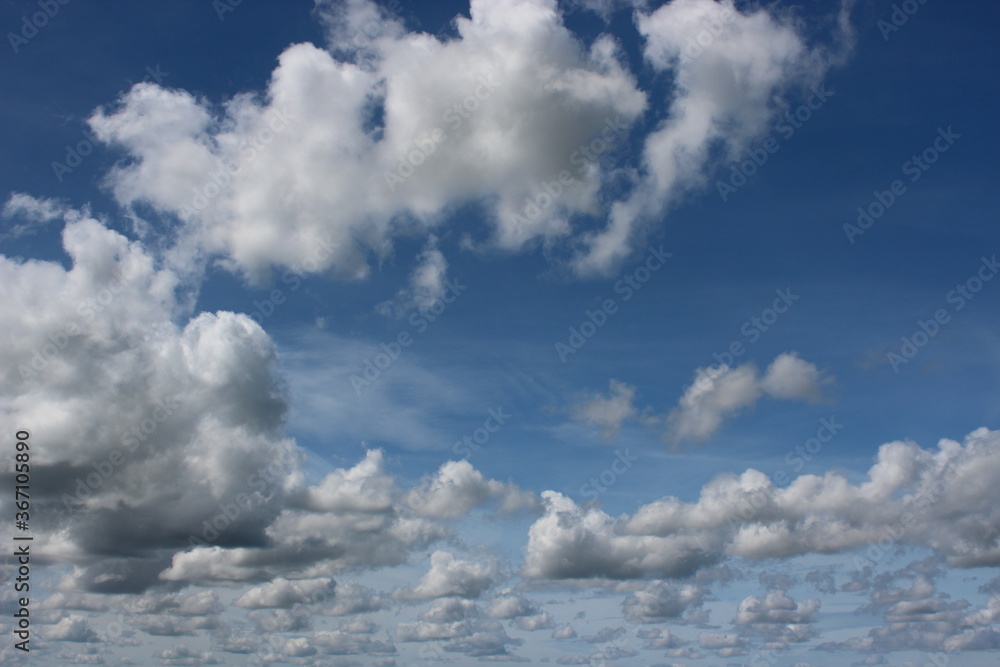 Obraz premium Beautiful blue cloudy sky.