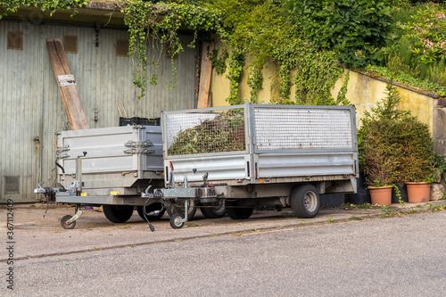 Autoanhänger beladen mit Äste, Zweige und Laub