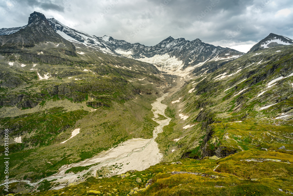 View of the valley below the glacier Odenwinkelkees