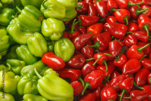 Full frame red en green peppers