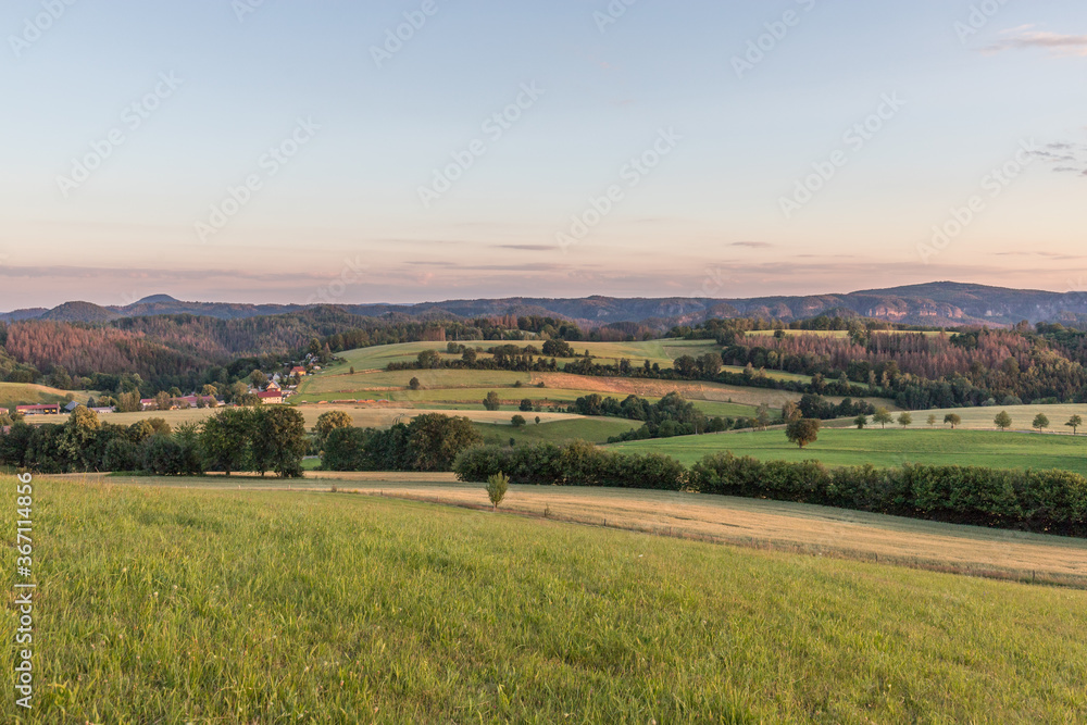 Panorama des Elbsandsteingebirges im Sonnenuntergang