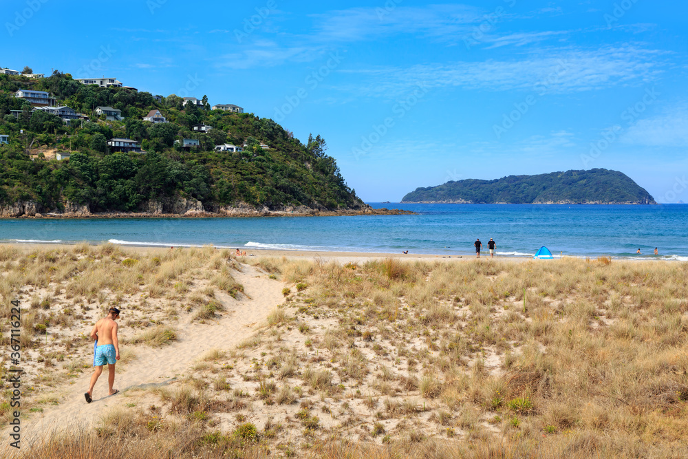 Fototapeta premium Pauanui Beach on the Coromandel Peninsula, New Zealand. To the left is Mount Paku and the town of Tairua. In the background is Shoe Island