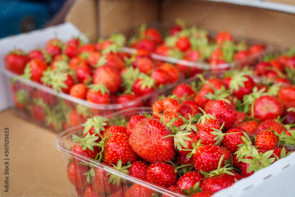 Strawberries are sold at the farmers ' market. Fresh juicy strawberry close-up. Selective and soft focus. Season of strawberries and other berries. Strawberries are sold at the farmers ' market. Fresh juicy strawberry close-up. Selective and soft focus. Season of strawberries and other berries.