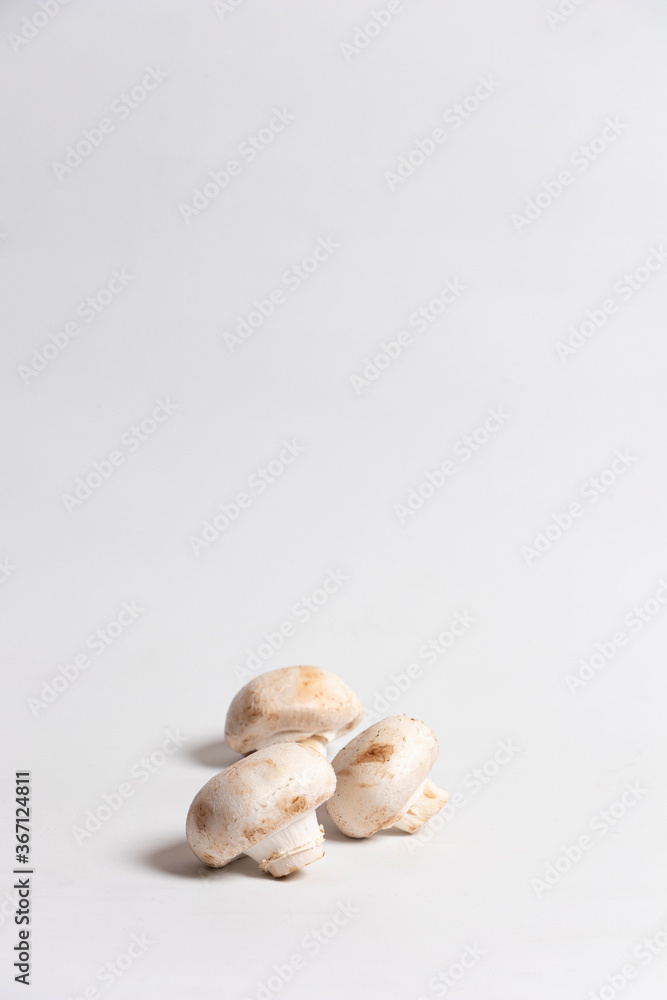 Champiñones en fondo blanco con luz suave para e-commerce Champiñones en fondo blanco con luz suave para e-commerce
