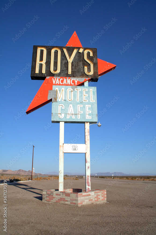 Amboy, California, USA - October 17, 2006: Legendary Roy's Motel and Cafe  on historic Highway Route 66. Stock 写真 | Adobe Stock