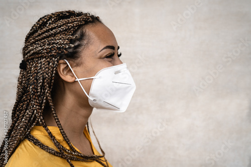 Foto African woman with braids wearing face medical mask - Young girl using facemask