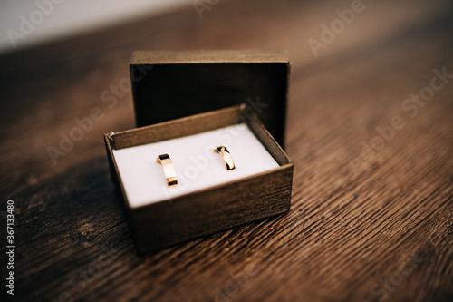 Obrączki złote w pudełku małżeństwo symbol mąż i żona pierścionek
