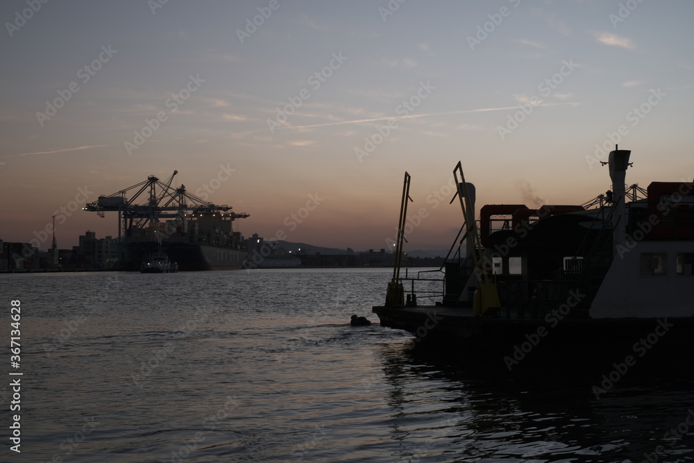 Obraz premium the port at the sunset