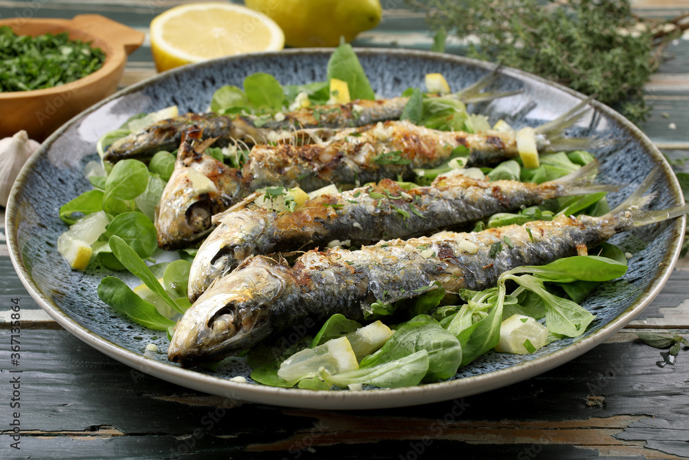 pesce azzurro sarde o sardine arrosto con insalata verde pesce azzurro sarde o sardine arrosto con insalata verde