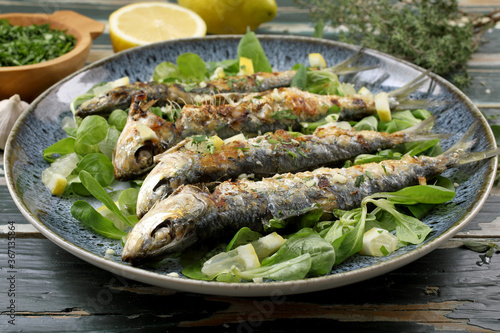 pesce azzurro sarde o sardine arrosto con insalata verde
