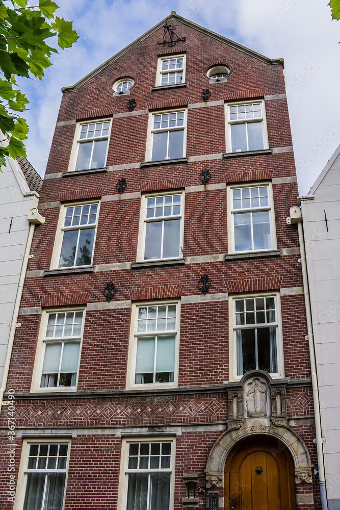 Fototapeta premium World famous historic Begijnhof is one of the oldest inner courts in the city of Amsterdam. Begijnhof founded during the middle Ages. Netherlands.