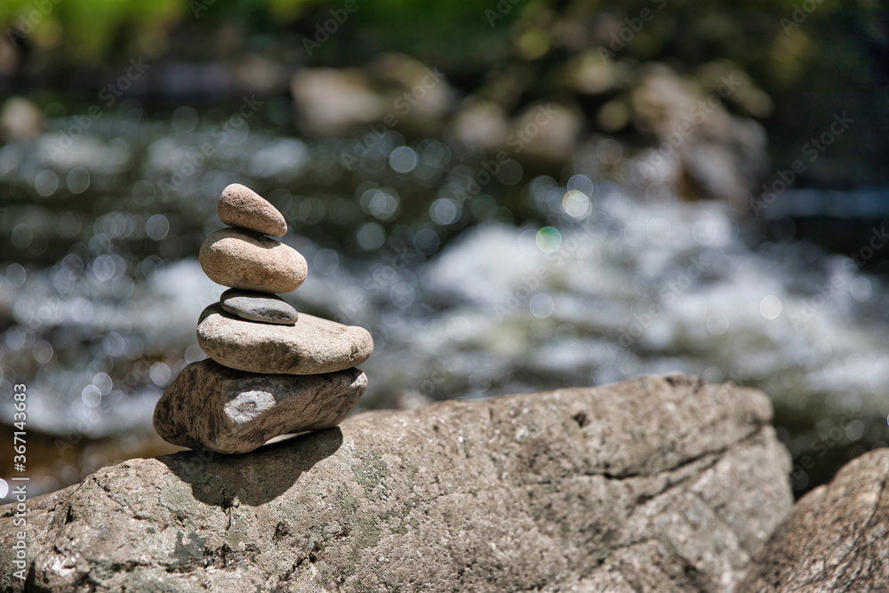 Yoga, Meditation - aufeinandergestapelterunde Steine am Fluss Yoga, Meditation - aufeinandergestapelterunde Steine am Fluss