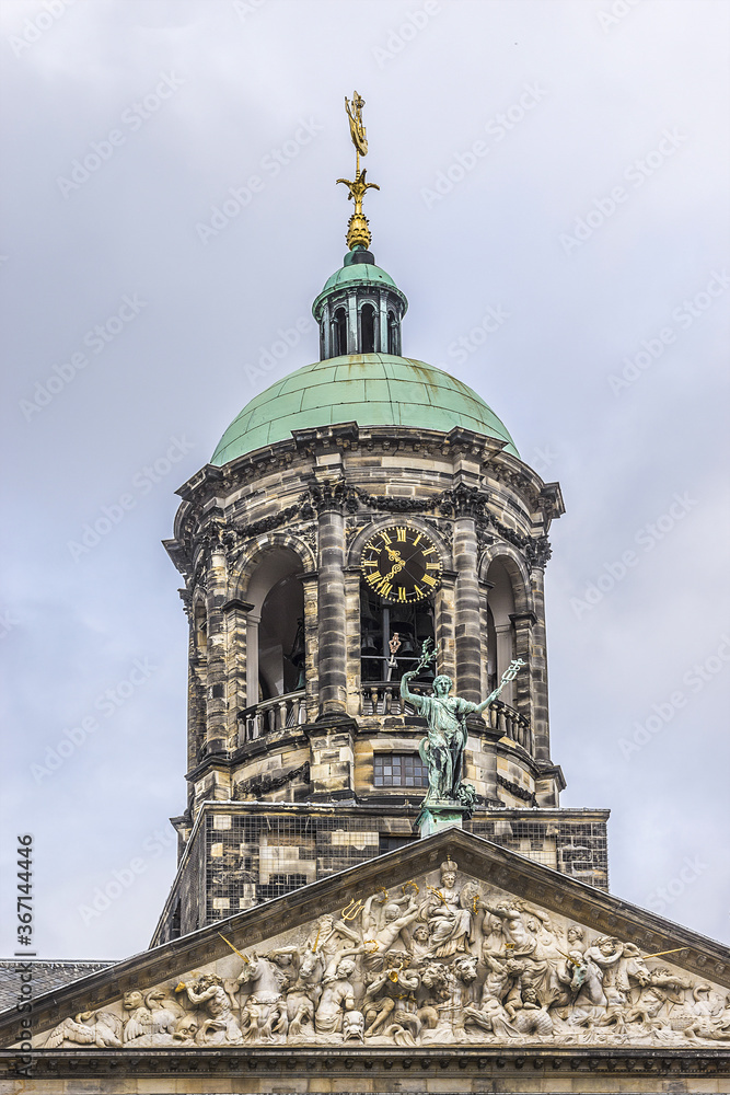 Obraz premium Architectural fragments of Royal Palace building (Koninklijk Paleis) at the Dam Square in Amsterdam, Netherlands. Classicism style Palace built as a city hall during Dutch Golden Age (1648 - 1655).