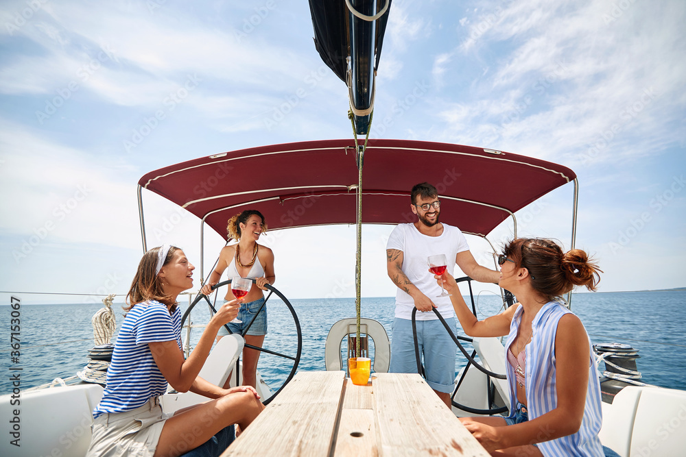 Obraz premium Friends chill with wine on a yacht