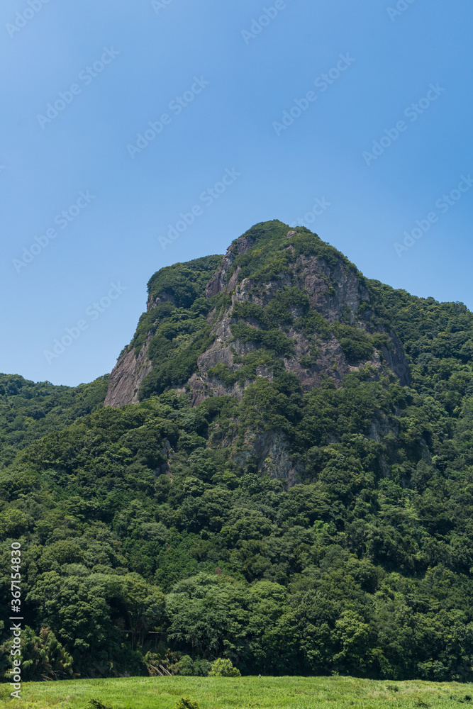 ８月の青空と巨大な岩の山