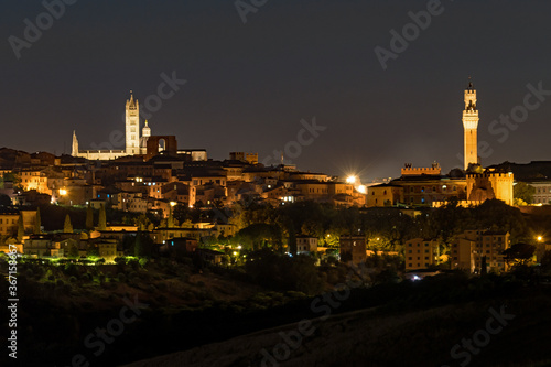 Nächtlicher Blick auf die Altstadt von Siena in der Toskana, Italien 