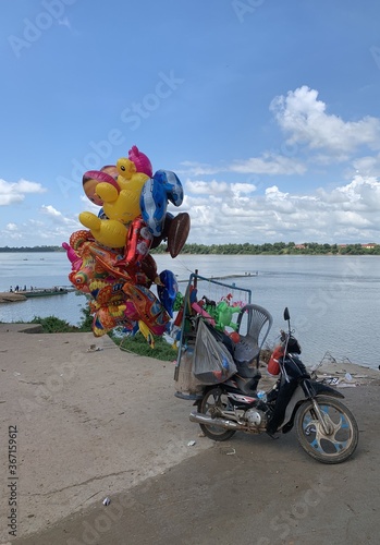 Mobylette avec des ballons à Stoeng Treng, Cambodge photo