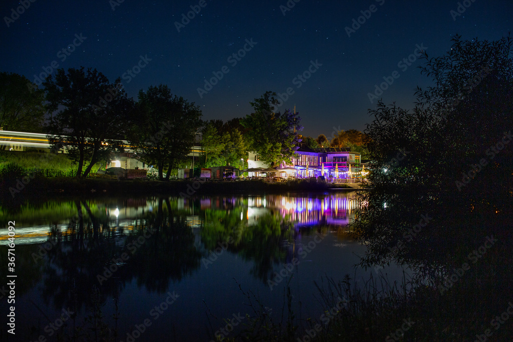 Blick auf die Lahn in Gießen bei Nacht 