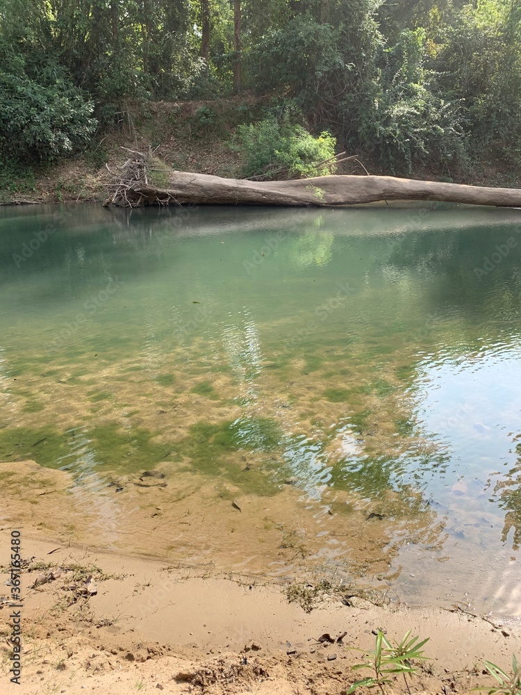 Rivière à Kong Lor, Laos Rivière à Kong Lor, Laos