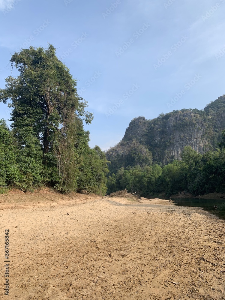 Plage d'une rivière à Kong Lor, Laos Plage d'une rivière à Kong Lor, Laos