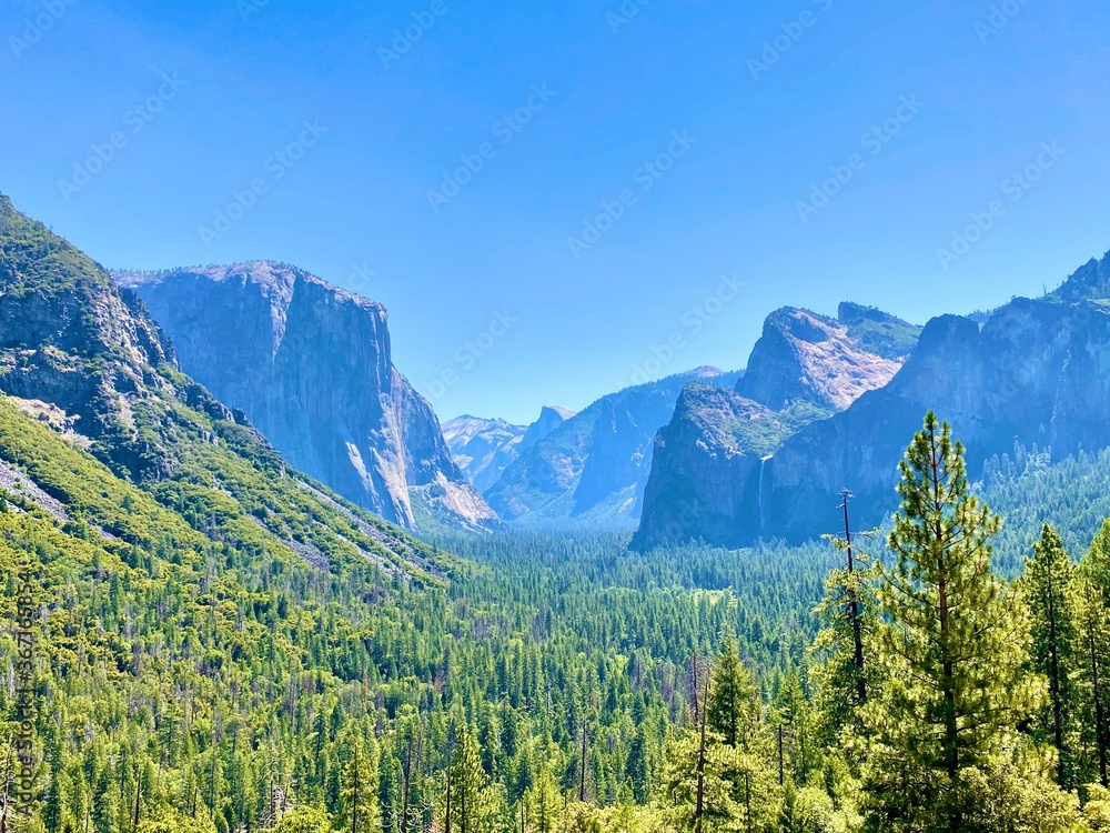 mountains in Yosemite mountains in Yosemite