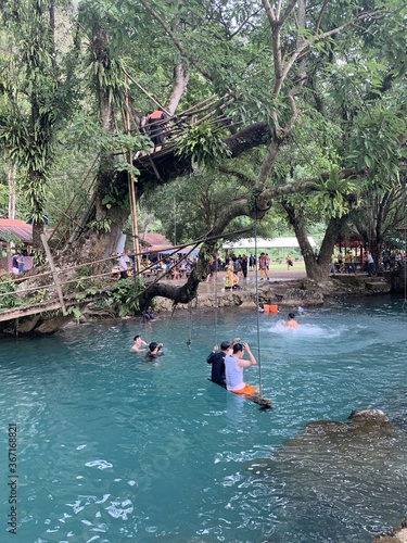 Touristes sur une balançoire du lagon bleu à Vang Vieng, Laos