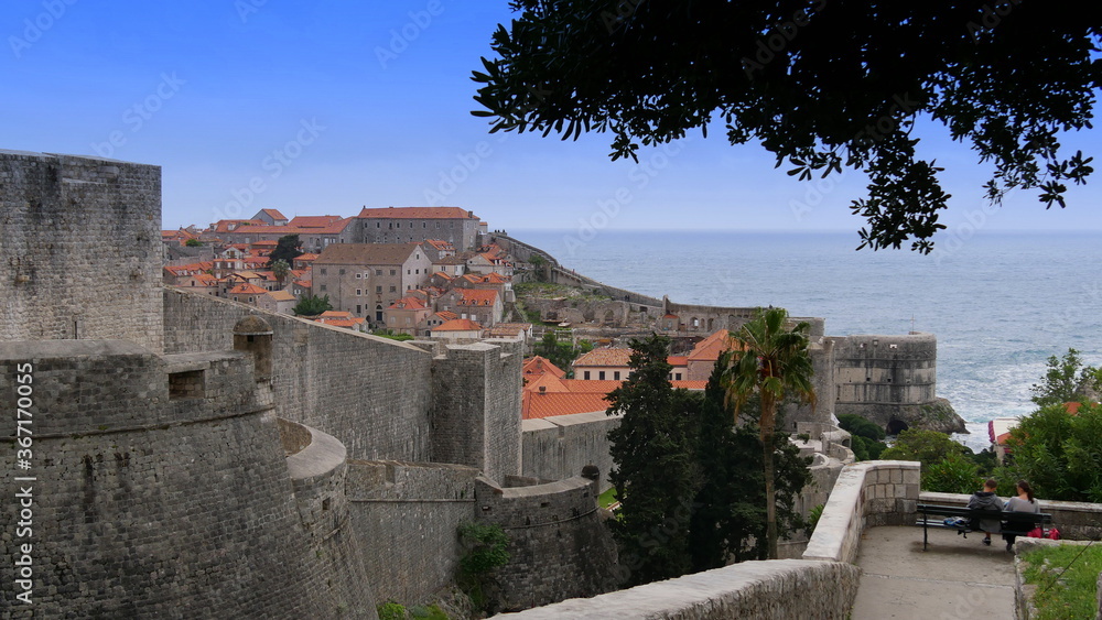 Zwei Touristen genießen den Anblick auf die Dubrovniker Altstadt